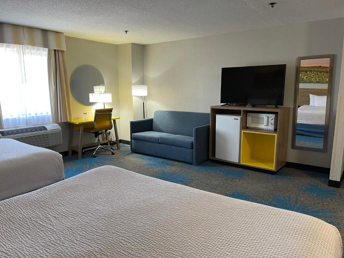 Days Inn By Wyndham Colby Exteriér fotografie