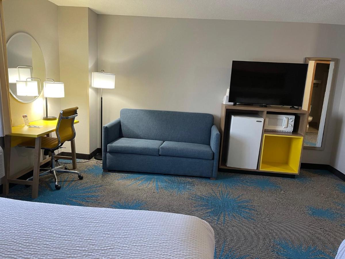 Days Inn By Wyndham Colby Exteriér fotografie