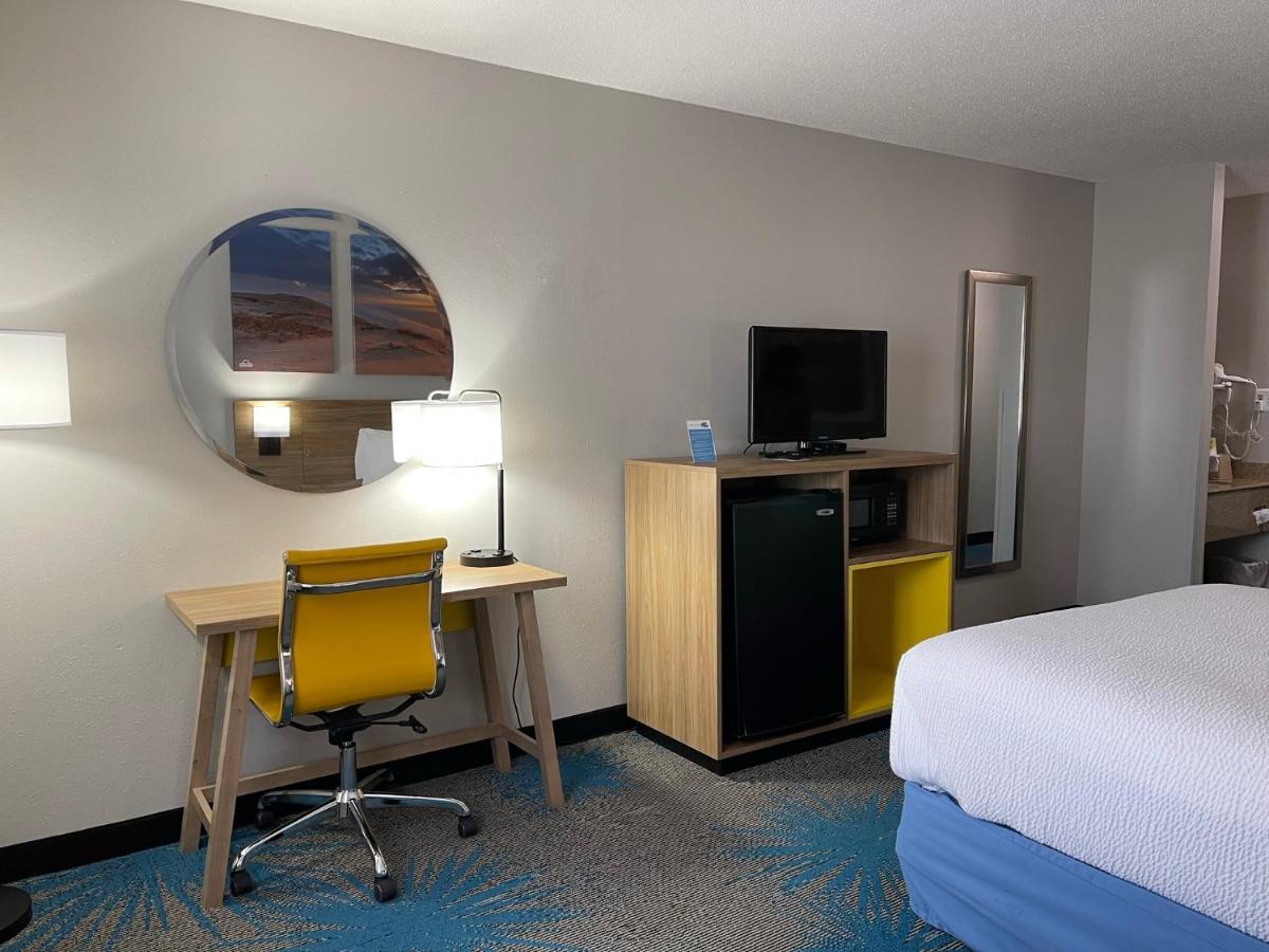 Days Inn By Wyndham Colby Exteriér fotografie