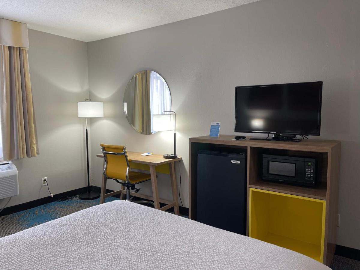 Days Inn By Wyndham Colby Exteriér fotografie