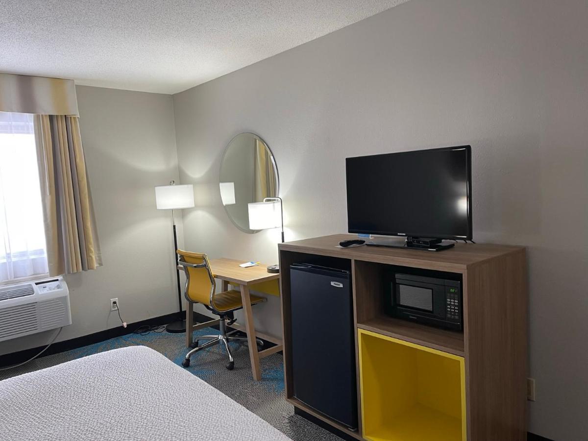Days Inn By Wyndham Colby Exteriér fotografie