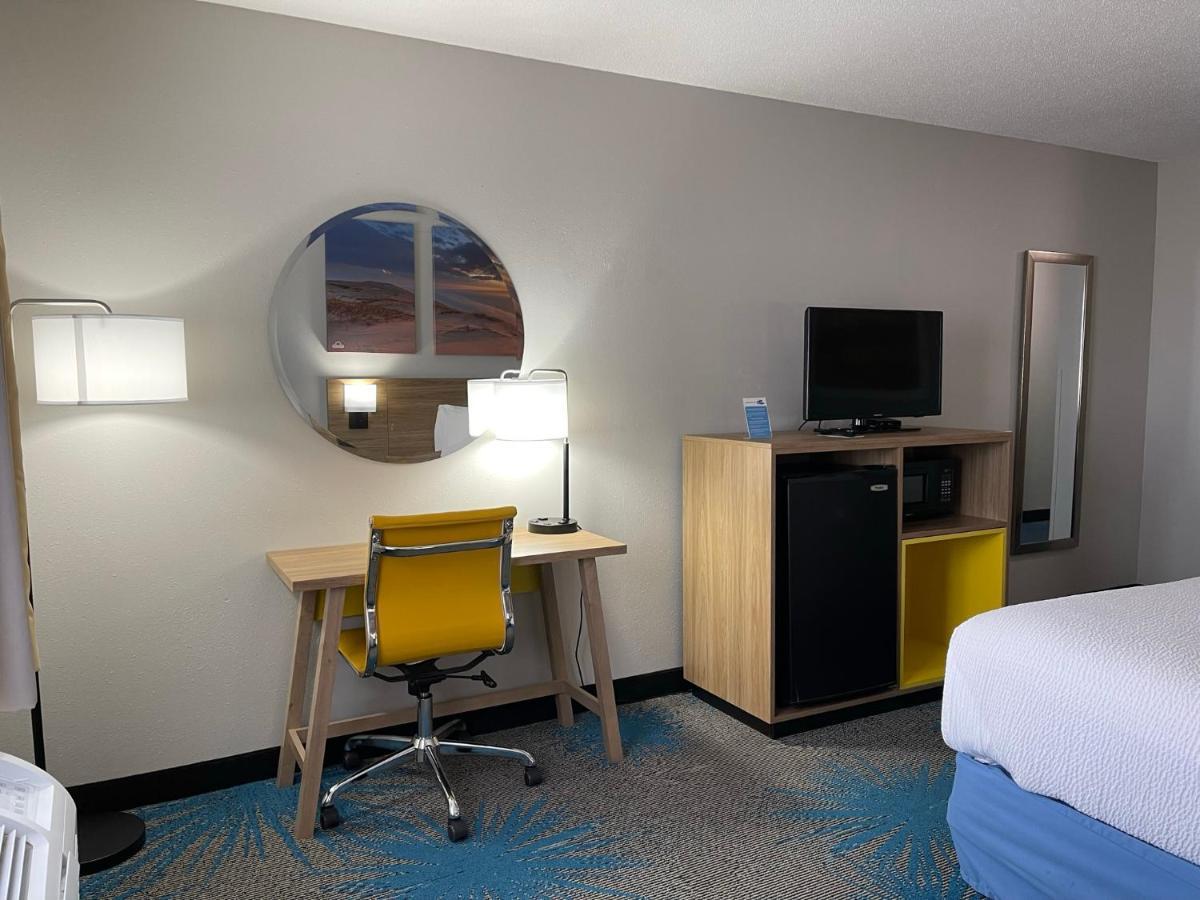 Days Inn By Wyndham Colby Exteriér fotografie