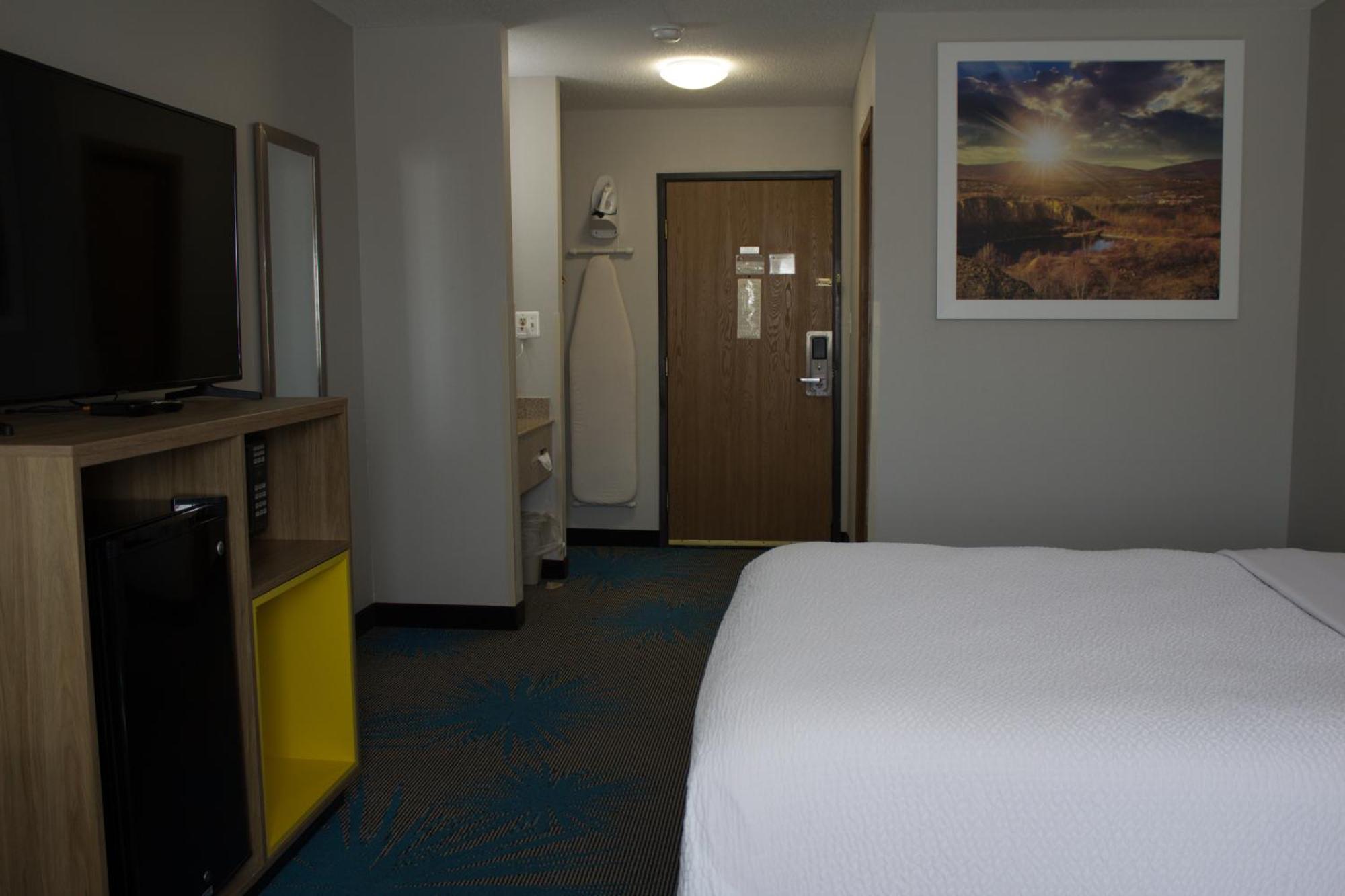 Days Inn By Wyndham Colby Exteriér fotografie